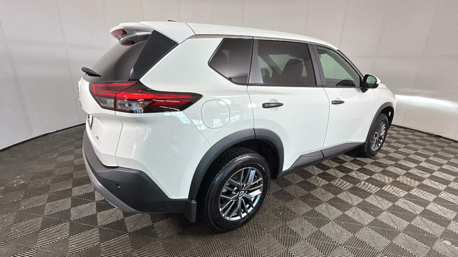 Used 2023 Nissan Rogue S AWD/4WD image 3