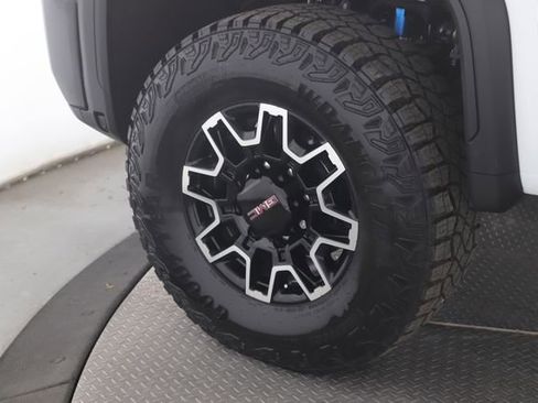 Used 2026 GMC Sierra 2500 AT4X w/ LPO, Black Badging Package AWD/4WD image 13