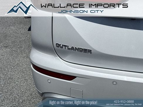 Used 2023 Mitsubishi Outlander SEL AWD/4WD image 3