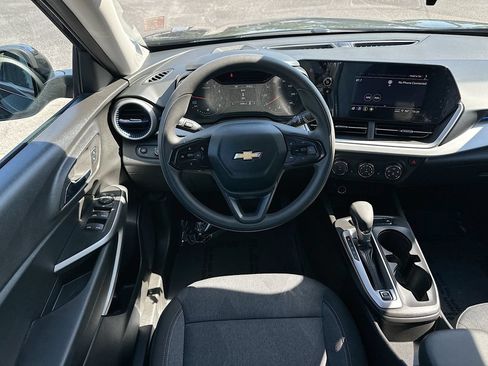 Used 2024 Chevrolet Trax LS w/ LS Convenience Package FWD image 21