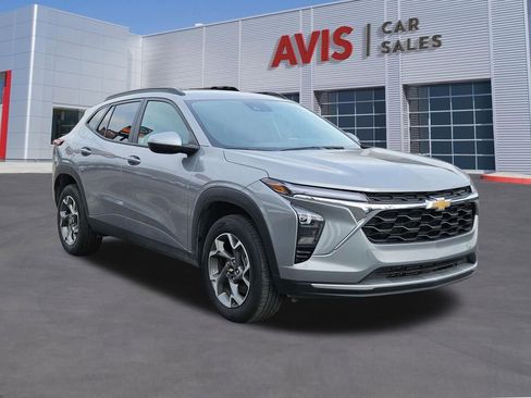 Used 2025 Chevrolet Trax LT w/ LT Convenience Package FWD image 9