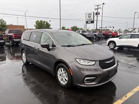 Used 2023 Chrysler Pacifica Touring-L FWD image 2