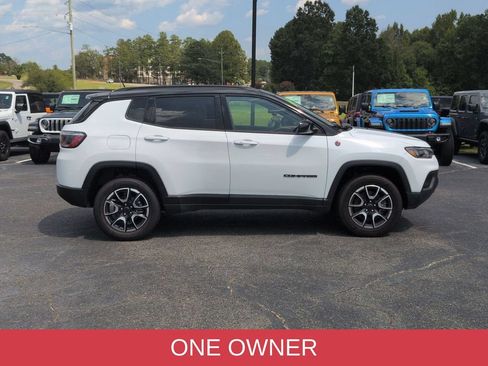 Used 2025 Jeep Compass Trailhawk w/ Trailer Tow Group AWD/4WD image 3