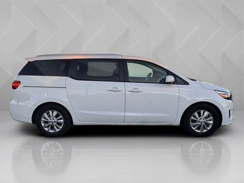 Used 2017 Kia Sedona LX w/ LX Essentials Premium Package image 4
