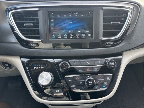 Used 2020 Chrysler Pacifica Touring image 11