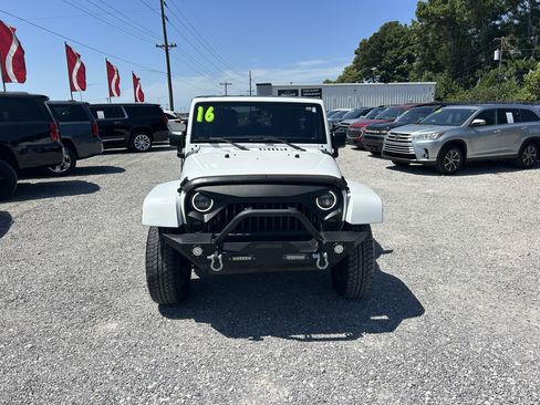 Used 2016 Jeep Wrangler Unlimited Sahara w/ Max Tow Package AWD/4WD image 13