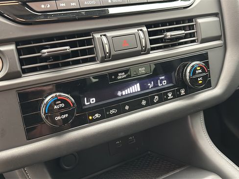Used 2024 Nissan Pathfinder S AWD/4WD image 18