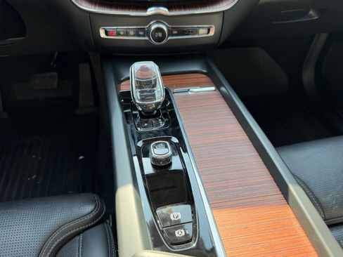 Certified 2024 Volvo XC60 B5 Ultimate w/ Protection Package Premier AWD/4WD image 16