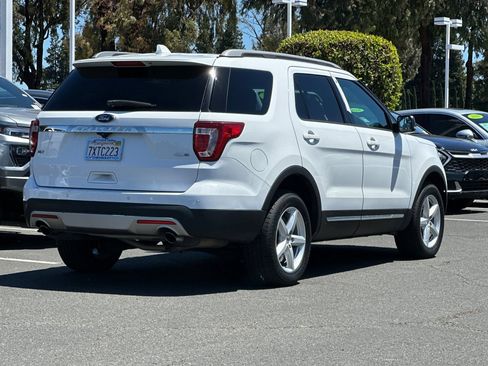 Used 2017 Ford Explorer XLT AWD/4WD image 4