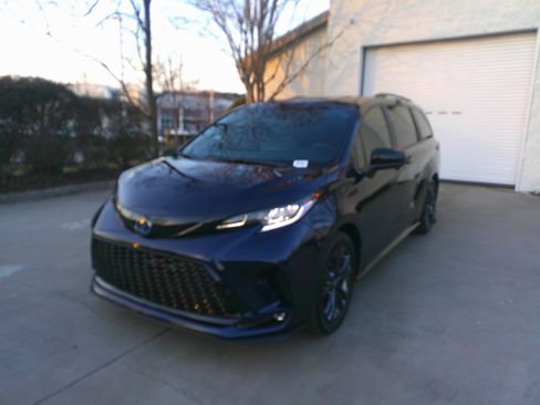 Used 2025 Toyota Sienna XSE image 6