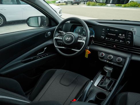 New 2025 Hyundai Elantra SE image 14