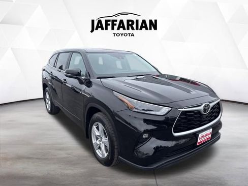 Certified 2025 Toyota Highlander LE image 1