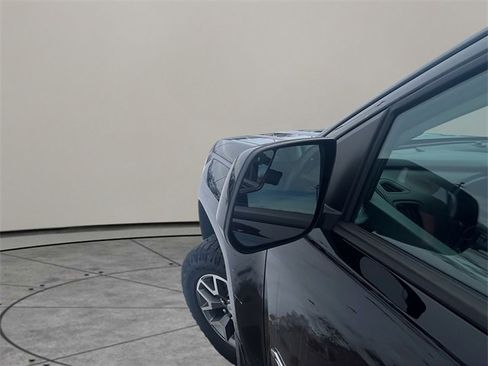 Used 2022 GMC Canyon AT4 image 38