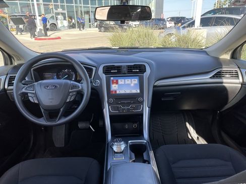 Used 2018 Ford Fusion SE w/ Fusion SE Technology Package image 11