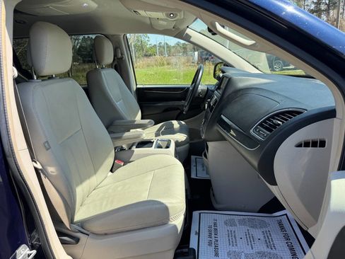 Used 2015 Chrysler Town & Country Touring image 17