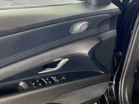 Certified 2025 Hyundai Elantra Limited image 17