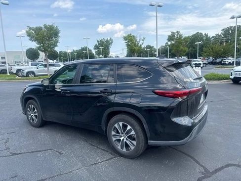 Used 2023 Toyota Highlander XLE FWD image 2