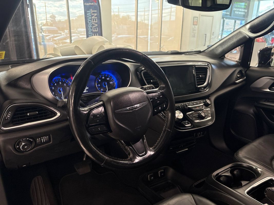 Used 2019 Chrysler Pacifica Touring-L Plus w/ Advanced Safetytec Group FWD image 22