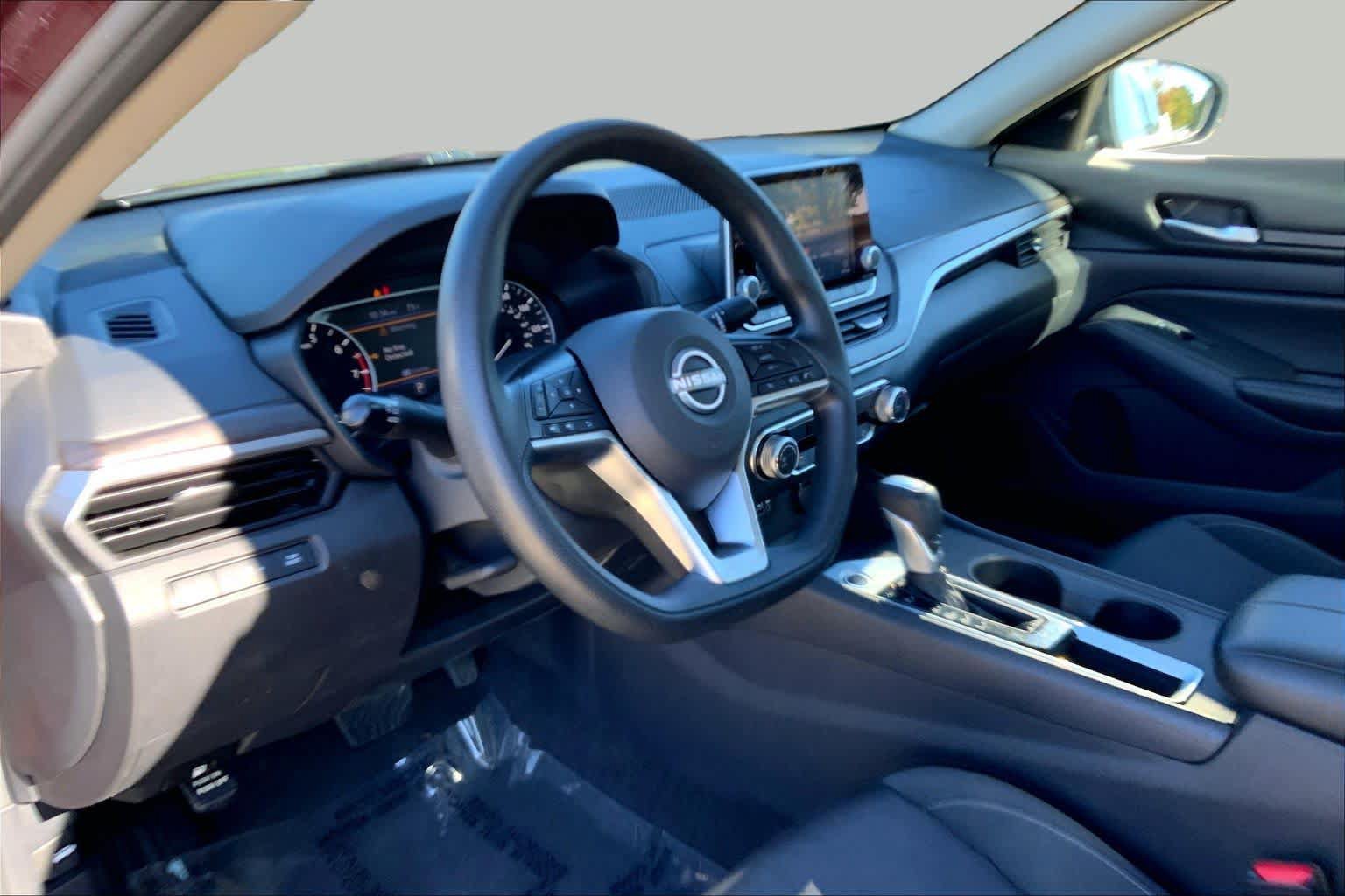 Used 2025 Nissan Altima 2.5 SV FWD image 16
