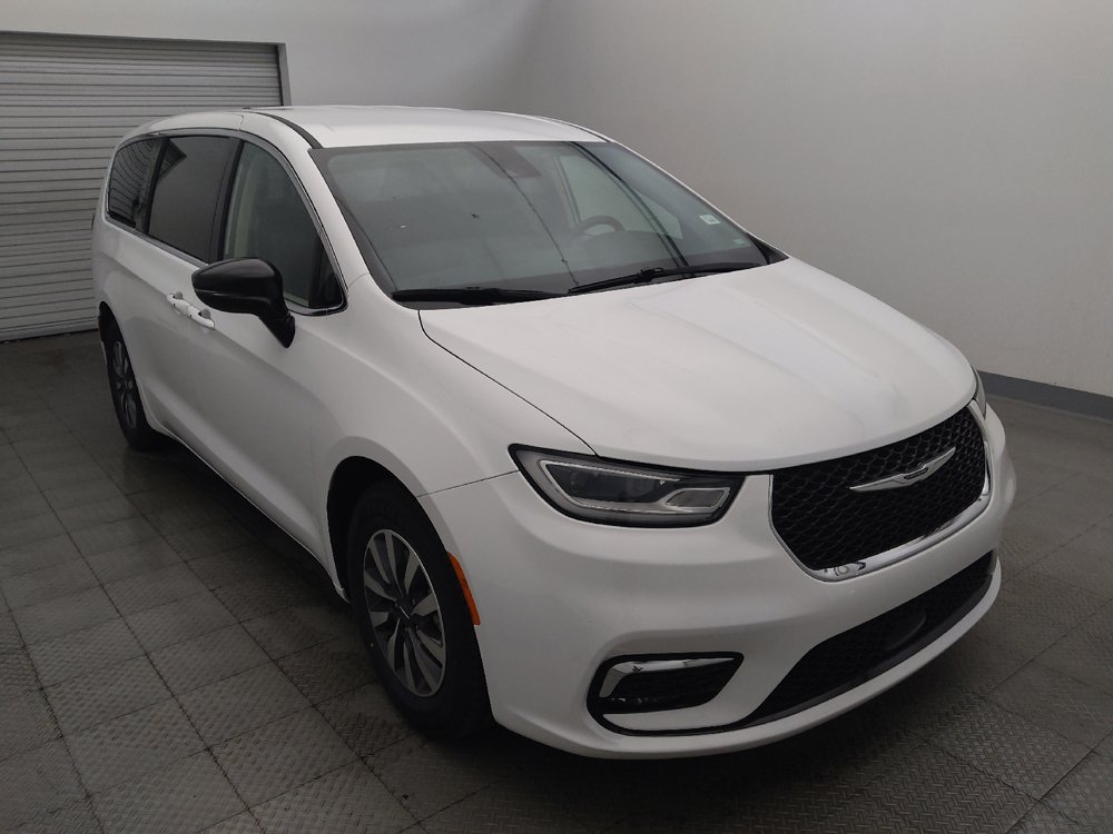 Used 2024 Chrysler Pacifica Limited FWD image 13