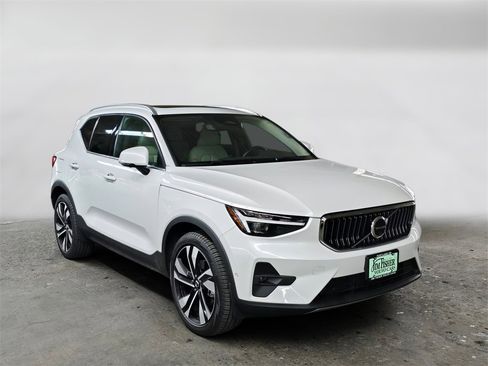 Certified 2023 Volvo XC40 B5 Ultimate w/ Protection Package Premier image 3