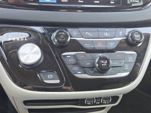 Used 2023 Chrysler Pacifica Touring-L FWD image 22