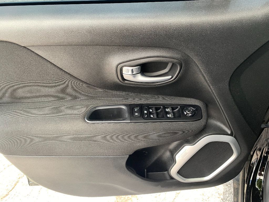 Used 2021 Jeep Renegade Latitude AWD/4WD image 9