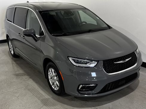 Used 2023 Chrysler Pacifica Touring-L FWD image 1