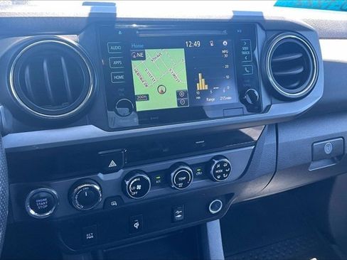 Used 2017 Toyota Tacoma TRD Sport AWD/4WD image 9