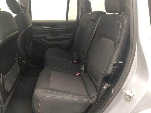 Used 2023 Jeep Grand Cherokee Laredo AWD/4WD image 18