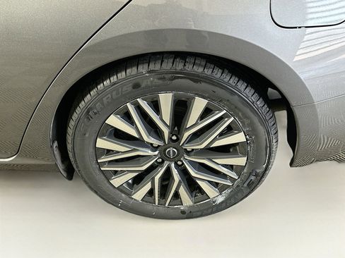 Used 2024 Nissan Altima 2.5 SV image 11