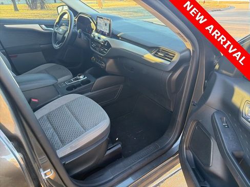 Used 2020 Ford Escape SE image 12