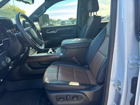 Used 2025 Chevrolet Silverado 3500 High Country w/ Technology Package AWD/4WD image 9