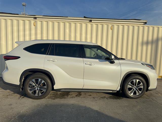 Used 2022 Toyota Highlander XLE FWD image 2