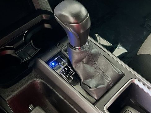Used 2022 Toyota Tacoma TRD Off-Road AWD/4WD image 15
