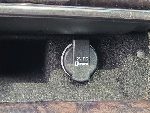 Used 2016 Chrysler 300 C image 25