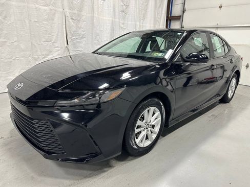 Used 2025 Toyota Camry LE image 3