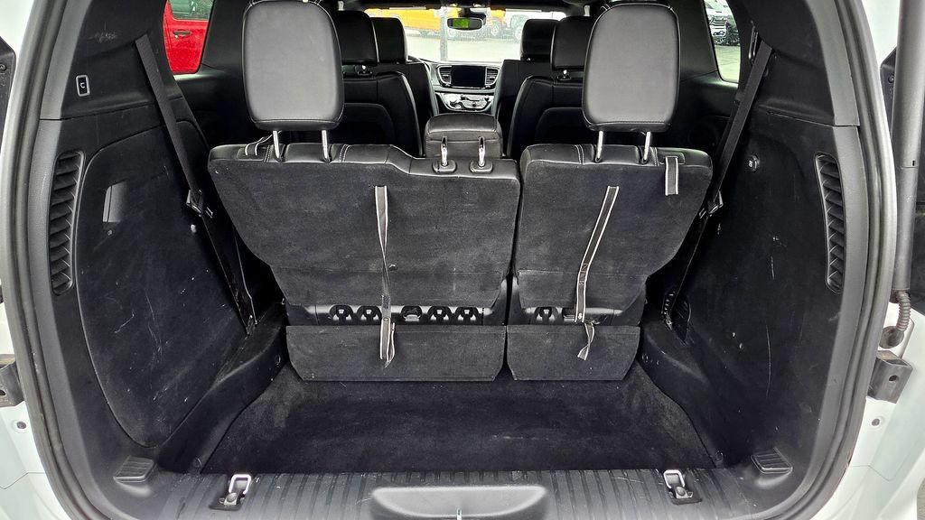 Used 2025 Chrysler Pacifica Select FWD image 6