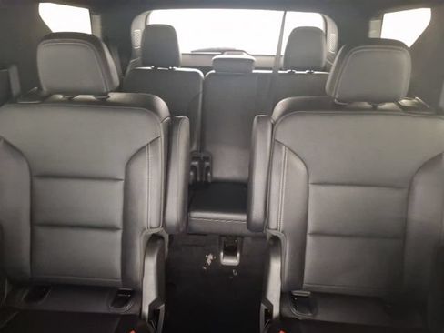 Used 2025 Chevrolet Traverse LT FWD image 33