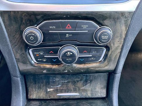 Used 2019 Chrysler 300 Limited image 31