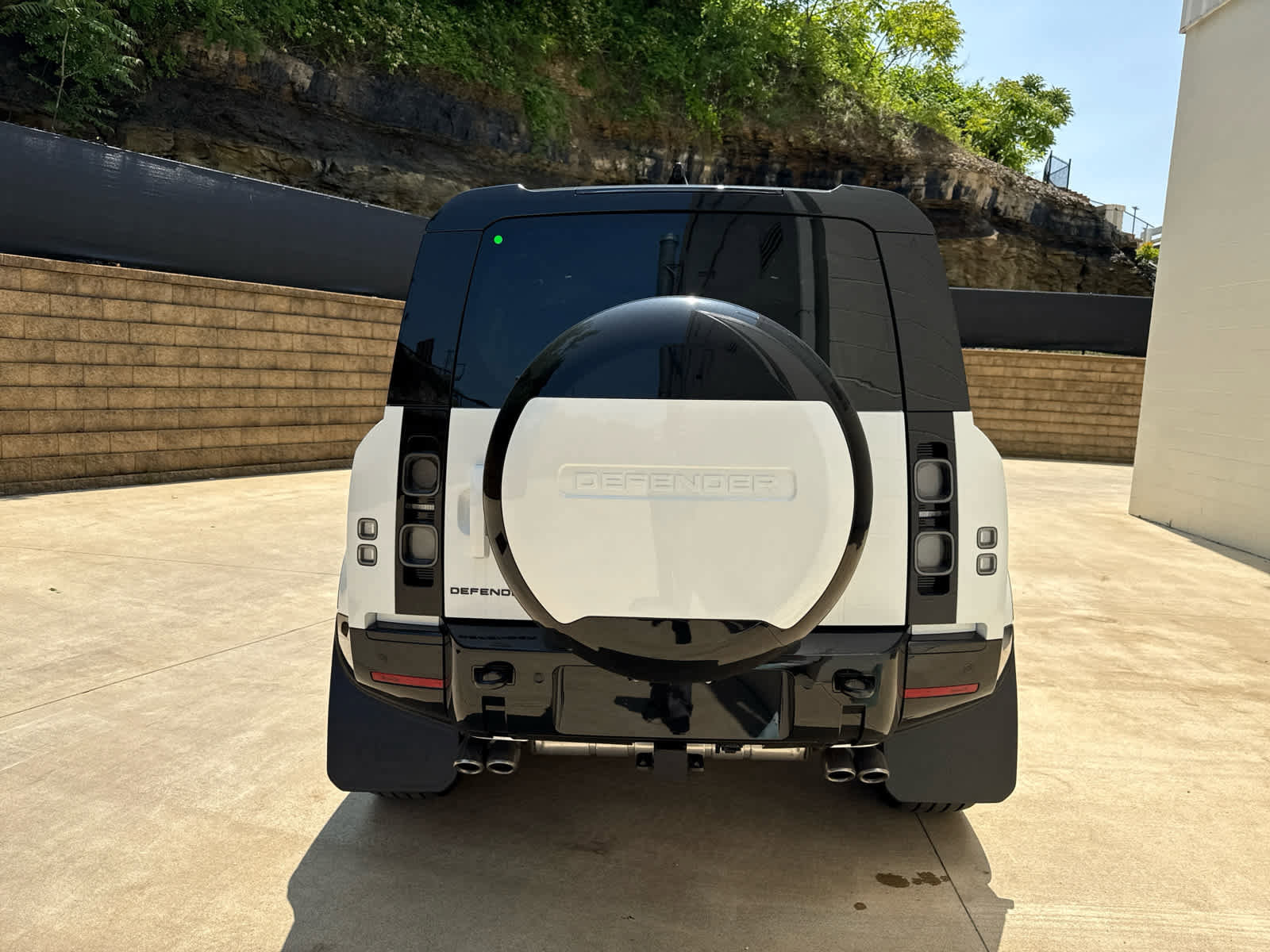Used 2025 Land Rover Defender 110 V8 AWD/4WD image 4