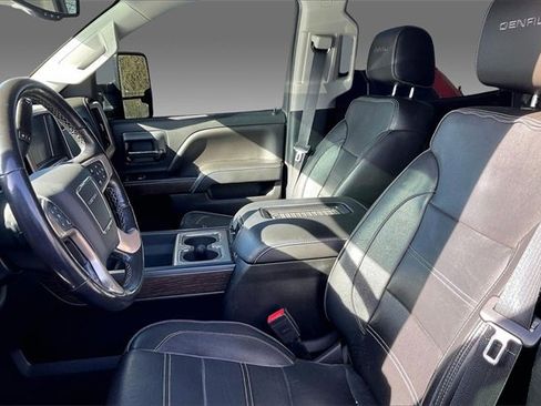 Used 2018 GMC Sierra 2500 Denali w/ Duramax Plus Package image 4