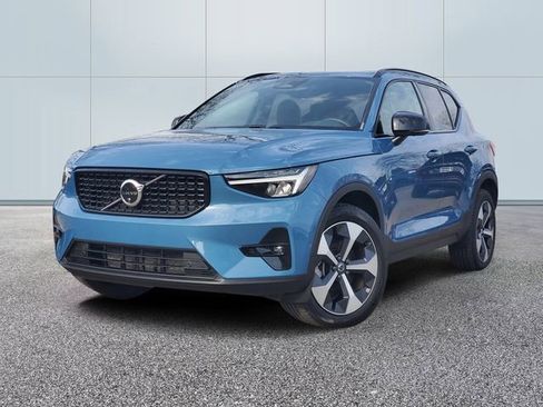 Used 2025 Volvo XC40 B5 Plus image 1