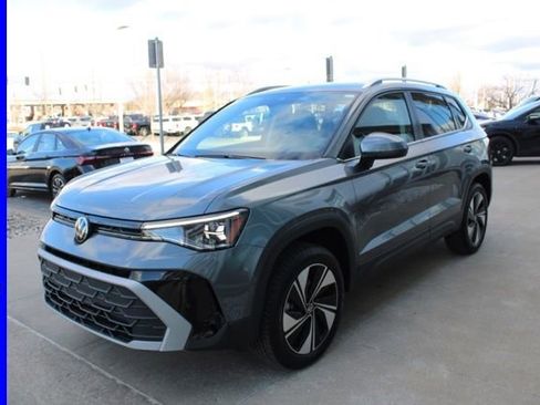Used 2025 Volkswagen Taos SE w/ Panoramic Sunroof Package AWD/4WD image 3