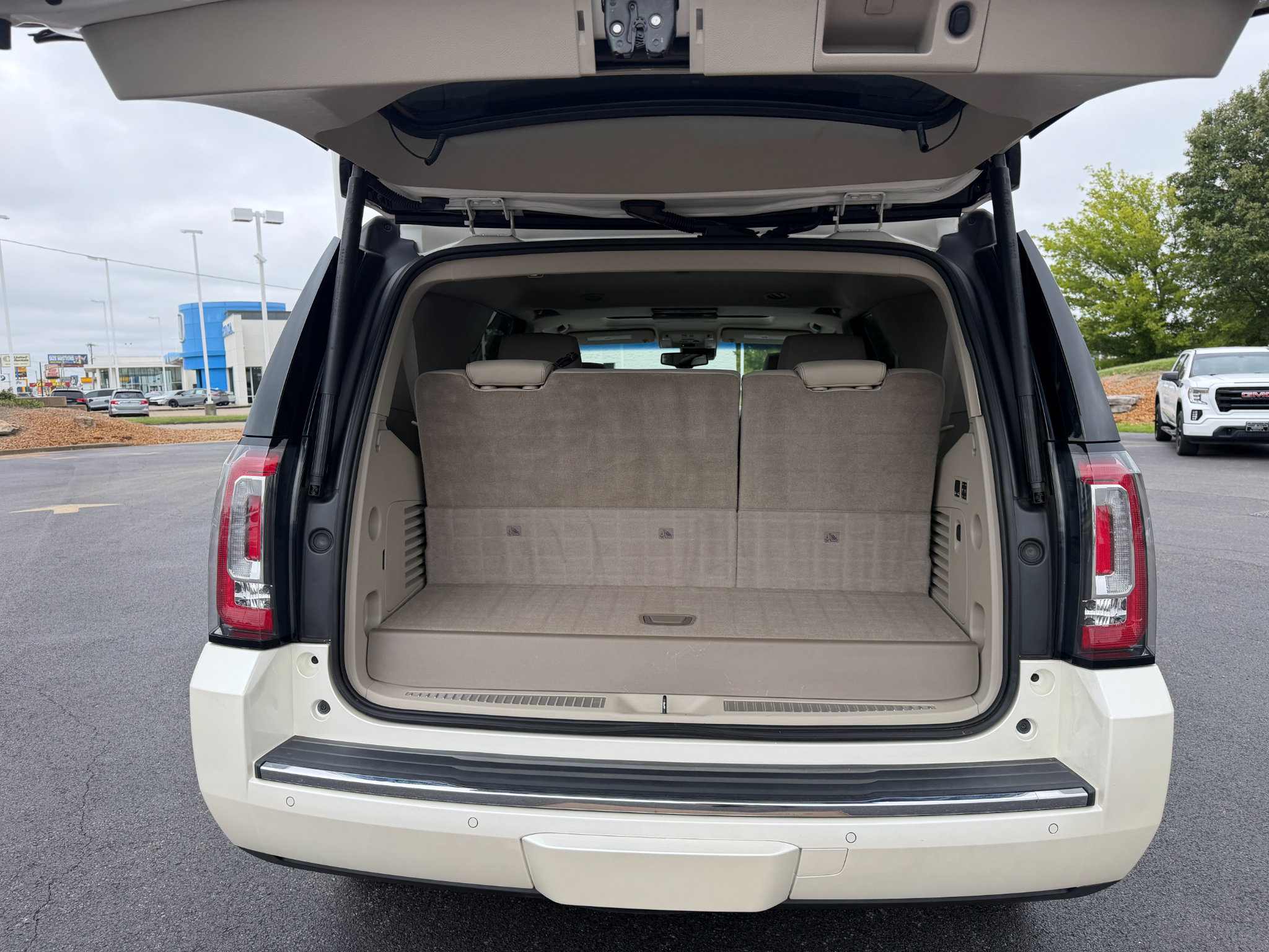 Used 2015 GMC Yukon Denali w/ Touring Package AWD/4WD image 13