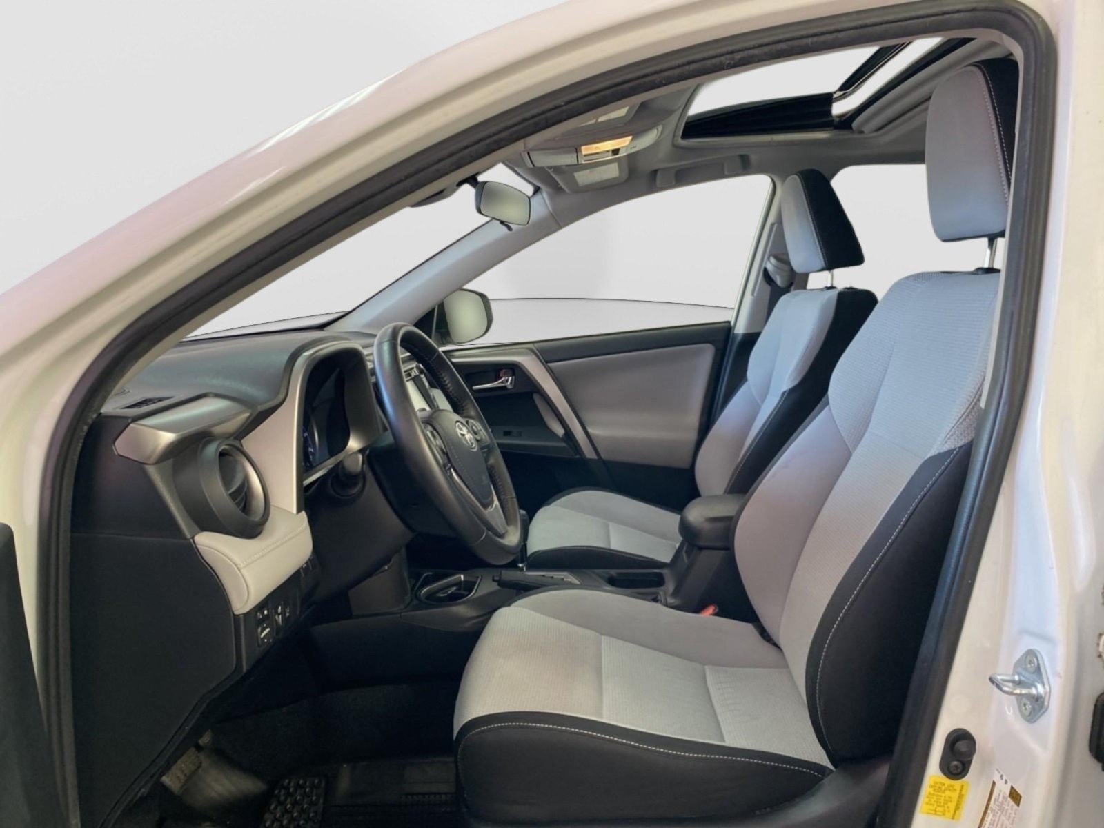 Used 2018 Toyota RAV4 XLE AWD/4WD image 21