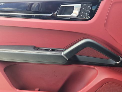 Used 2022 Porsche Cayenne image 31