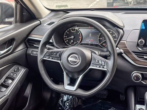 Used 2024 Nissan Altima 2.5 SV image 18