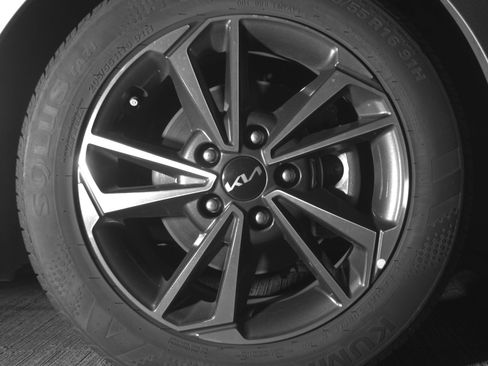Used 2024 Kia Forte LXS FWD image 13