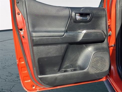 Used 2017 Toyota Tacoma TRD Sport w/ Tow Package image 19